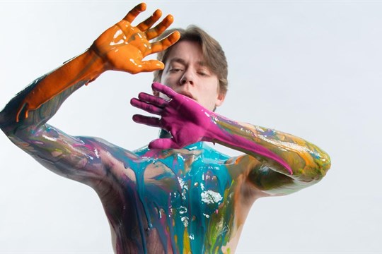 Zažijte divadlo ve všech barvách! V sezóně 2025/2026 se diváci DJKT mohou těšit na 12 nových inscenací