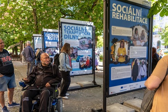 Už jen do 10. června můžete vidět v Plzni výstavu, která ukazuje skutečné příběhy lidí, jimž sociální služby mění život