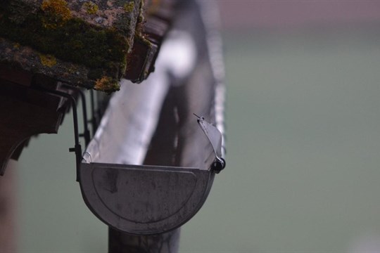 Policisté varují: Pozor na podvodné řemeslníky. Nabízejí výměnu okapů za výhodné ceny