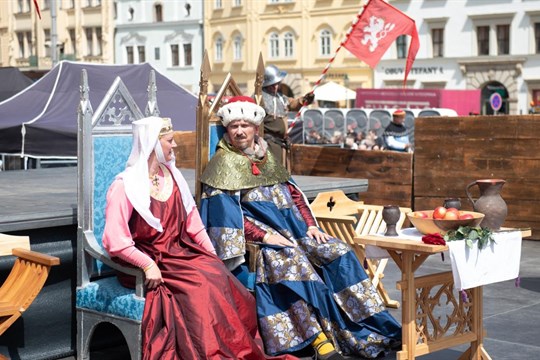 Král Václav II. a jeho manželka Guta Habsburská obdrželi na víkend klíče od města Plzně