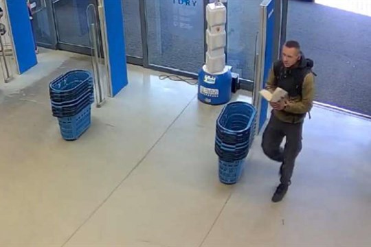 Nechal si ukázat kolo a ujel. Policisté pátrají po drzém muži na fotce!