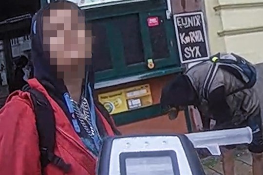 Podnapilá dvojice narušovala veřejný pořádek, slovně napadala kolemjdoucí i obsluhu Žabky