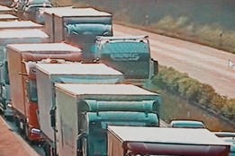 Ranní kolona nákladních vozidel na D5 před hraničním přechodem...