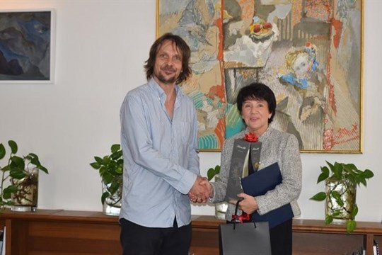 Ředitel Divadla ALFA Jakub Hora oslavil padesátiny. Přijala ho radní Eliška Bartáková