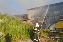 Na Tachovsku hořela hala s uskladněnou slámou. Hasiči bojovali s...