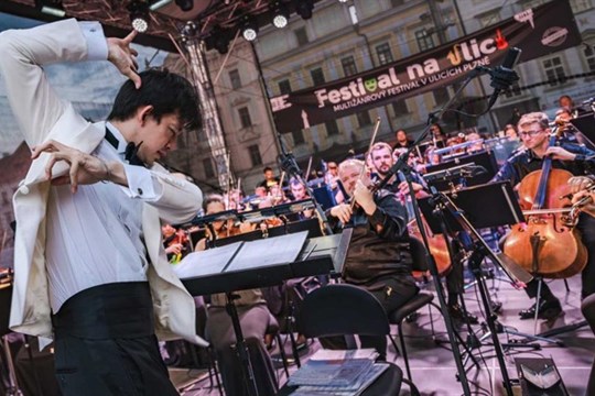 Plzeň se v srpnu promění v otevřenou kulturní scénu, oživí ji Festival na ulici 2025