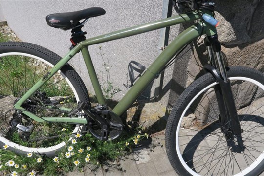 Cyklistce se nechtělo čekat na červenou. Místo toho skončila v nemocnici