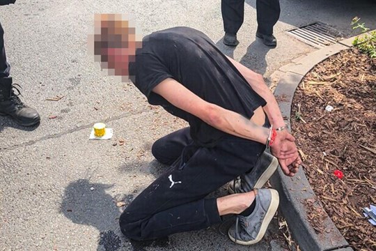 Před strážníky chtěl zapálit plechovku s ředidlem a sám pak skončil v poutech