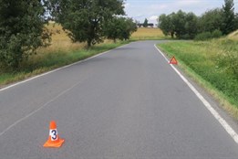 Neznámý šofér ohrozil riskantním předjížděním další řidiče. Pátrají...