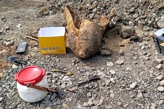 Při rekonstrukci silnice v Klatovech se našlo torzo letecké pumy!