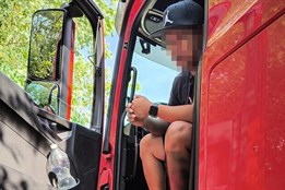 Řidič kamionu doplatil na nesprávné parkování víc než čekal