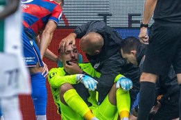 Plzeňský brankář Jedlička má po srážce s Cedidlou zlomeniny v...