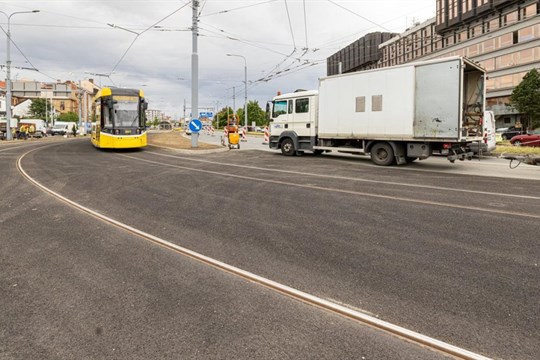 Plzeňané si mohou oddychnout: tramvaje se vrací na křižovatku U Jána, město dokončilo opravu trati