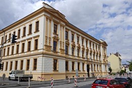 Jižní fasáda historické chlapecké školy v Domažlicích prošla...