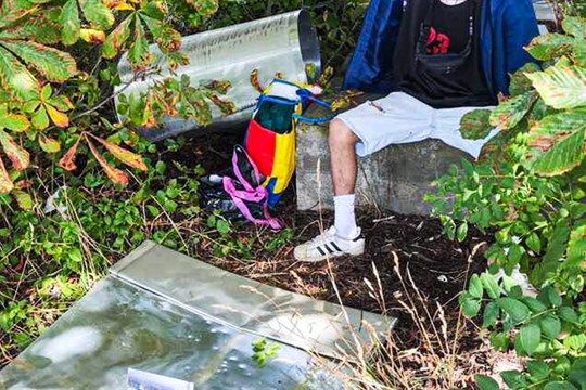 Z krytů teplovodu si chtěl udělat sběr, záměr mu překazila všímavost svědka