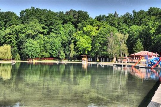 Návštěvnost rokycanského koupaliště kvůli počasí klesla, horké dny se ale blíží