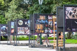 Výstava ve Smetanových sadech představuje Plzeň jako kulturní město