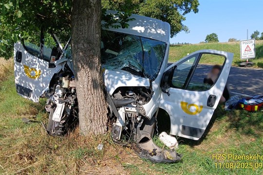 Řidičku poštovní dodávky osvítilo slunce, havarovala a těžce se zranila