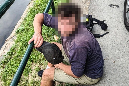 Čerstvých ryb se mu zachtělo a tak si z chovného rybníka udělal samoobsluhu