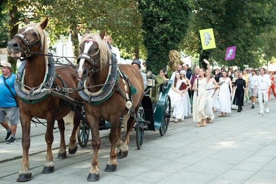 Divadlo J. K. Tyla zve na tradiční zahájení sezóny. Průvod Vendelín slaví desáté narozeniny!