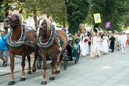 Divadlo J. K. Tyla zve na tradiční zahájení sezóny. Průvod Vendelín...