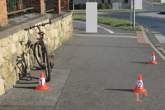 Cyklista na elektrokole havaroval, když se chtěl vyhýbat chodkyním. Policisté hledají svědky!