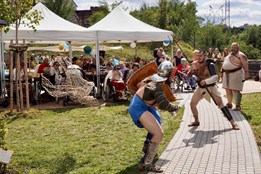V SeniorCentru SeneCura Plzeň proběhla zahradní slavnost v antickém...