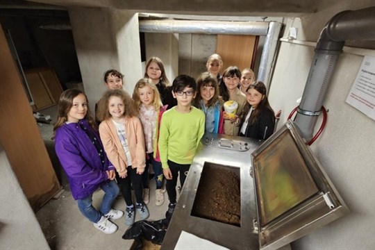 Plzeňská základní škola má unikát, který zabrání plýtváni. Elektrický kompostér přemění zbytky z obědů na hnojivo