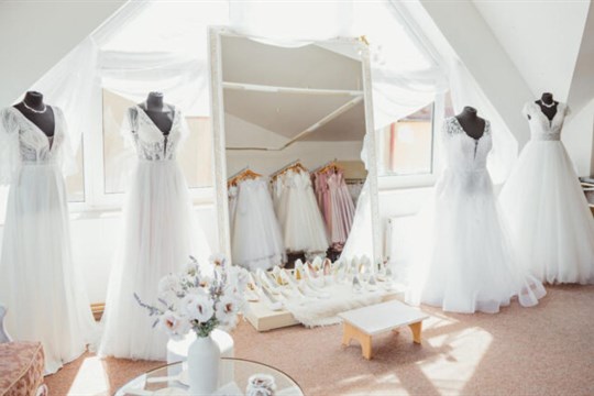 SOUTĚŽ: Vyhrajte poukaz v hodnotě 2000 Kč na zapůjčení svatebních či společenských šatů!