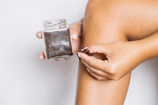 Kávová sedlina není odpad: 5 způsobů, jak ji chytře využít v domácnosti