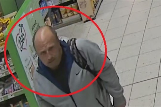 Čokoládový lupič. Z prodejny odnesl sladkosti za 9 tisíc korun, zachytila ho kamera