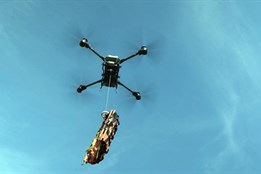 Plzeňští hasiči testují nový transportní dron, zvládne dopravit i...