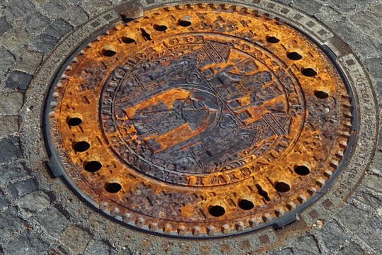 Plzeň po vzoru evropských měst instaluje první kanalizační poklopy odkazující na historii