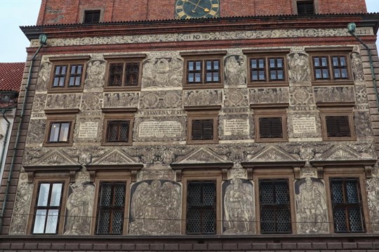 Plzeňská radnice bude svítit tyrkysově, podpoří tak Mezinárodní den neslyšících