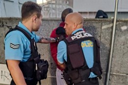 Opilý agresor skončil v poutech a následně na policejním oddělení