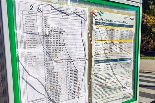 Nával emocí odnesl označník na zastávce