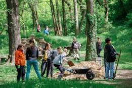 Deváťáci ze 17. ZŠ a MŠ Plzeň pečují o lokalitu Plzeňské prameny na...