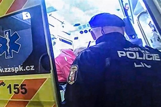 VIDEO: Seniorku omylem zavřel syn na balkoně