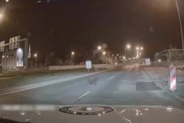 Odvážný jedinec zastavil policejní vůz, aneb Bobří turistika po...