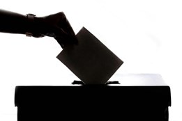 Volební místnosti se otevřely, o poslanecký mandát bojuje v kraji...