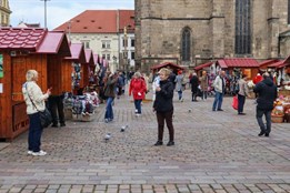 Chutné jídlo, živá hudba i stylové podzimní dekorace. Centrum Plzně...