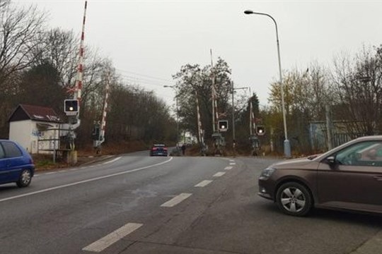 Na železničním přejezdu v Samaritské ulici v Plzni hrozí vykolejení vlaku, kvůli opravě se uzavře