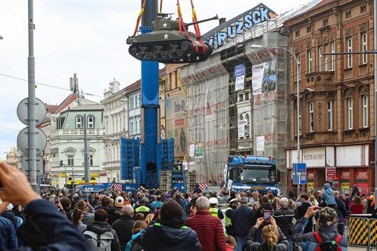 VIDEO: Manévry na Klatovské. Jeřáb přenesl tank do vznikajícího muzea osvobození v Plzni, akci sledovaly davy lidí