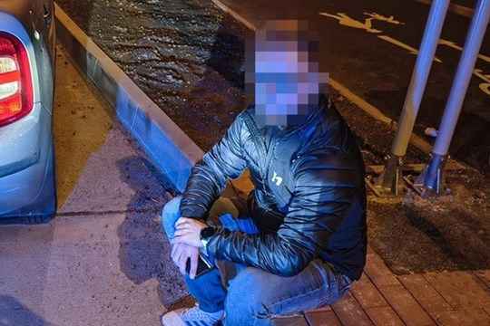 V protisměru, nepřipoutaný a silně opilý. Byl jsem na fotbale a rozvážel svěřence, popisoval strážníkům řidič