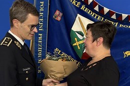 Mladého policistu Arnolda srazilo při šetření nehody auto, jeho...