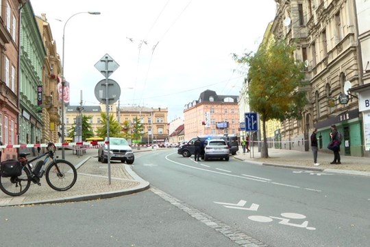 Velké policejní manévry v centru Plzně. Nález podezřelého kufru uzavřel část Americké ulice