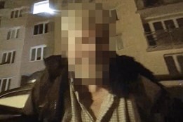 Nevidomého muže zradila vybitá baterie, pomohli mu strážníci