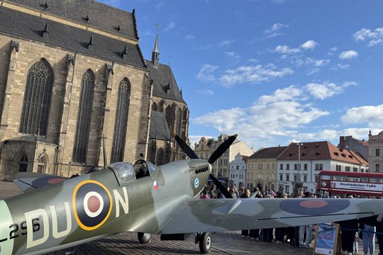 Na plzeňském náměstí zaparkoval Spitfire i double decker