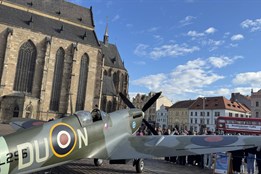 Na plzeňském náměstí zaparkoval Spitfire i double decker