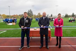 Fotbalové hřiště na 33. základní škole v Plzni má nový umělý...